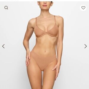 SKIMS weightless scoop bra
